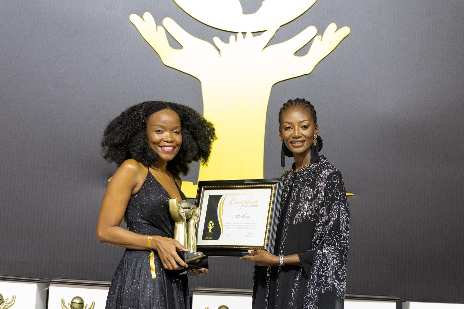 Airlink’s Executive Manager Corporate Services, Dr Namhla Tshetu accepted the DIRCO Ubuntu Economic Diplomacy Award from Tumi Sekhukhune Chamayou, Chief Enterprise Business Officer at MTN Business South Africa, which sponsored the award.