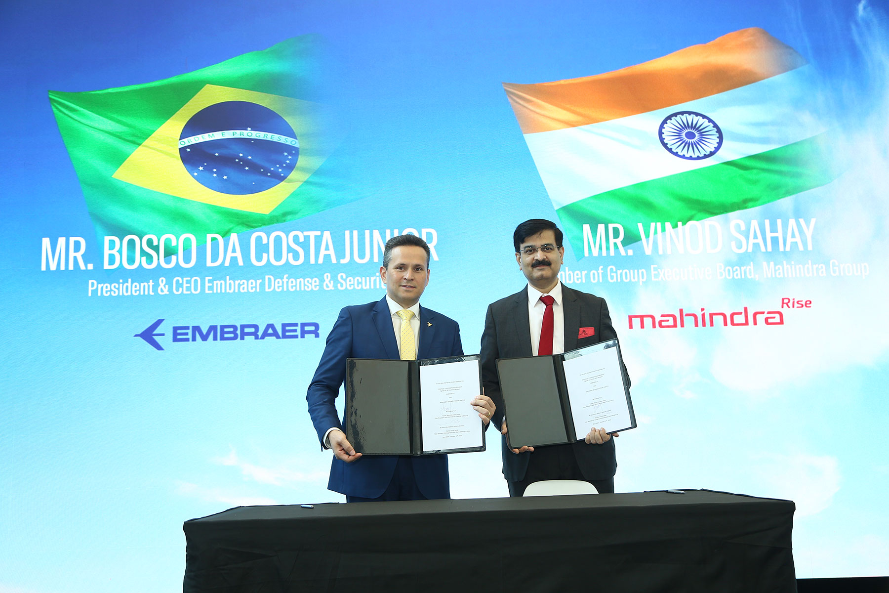 Bosco da Costa Junior, President & CEO of Embraer Defense & Security and Vinod Sahay, Member of Group Executive Board, Mahindra Group celebrate Strategic Alliance to Introduce the C-390 Millennium to India