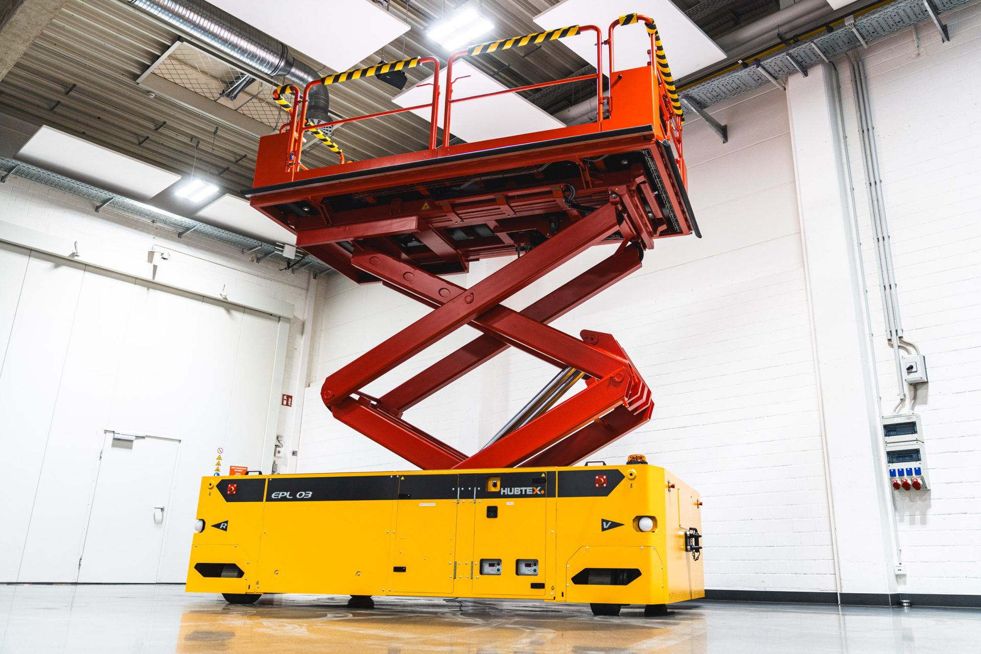 A notable feature of the EPL platforms is their comprehensive collision protection: Depending on specifications, Hubtex integrates various sensors, cameras, automatic braking functions or load monitoring.