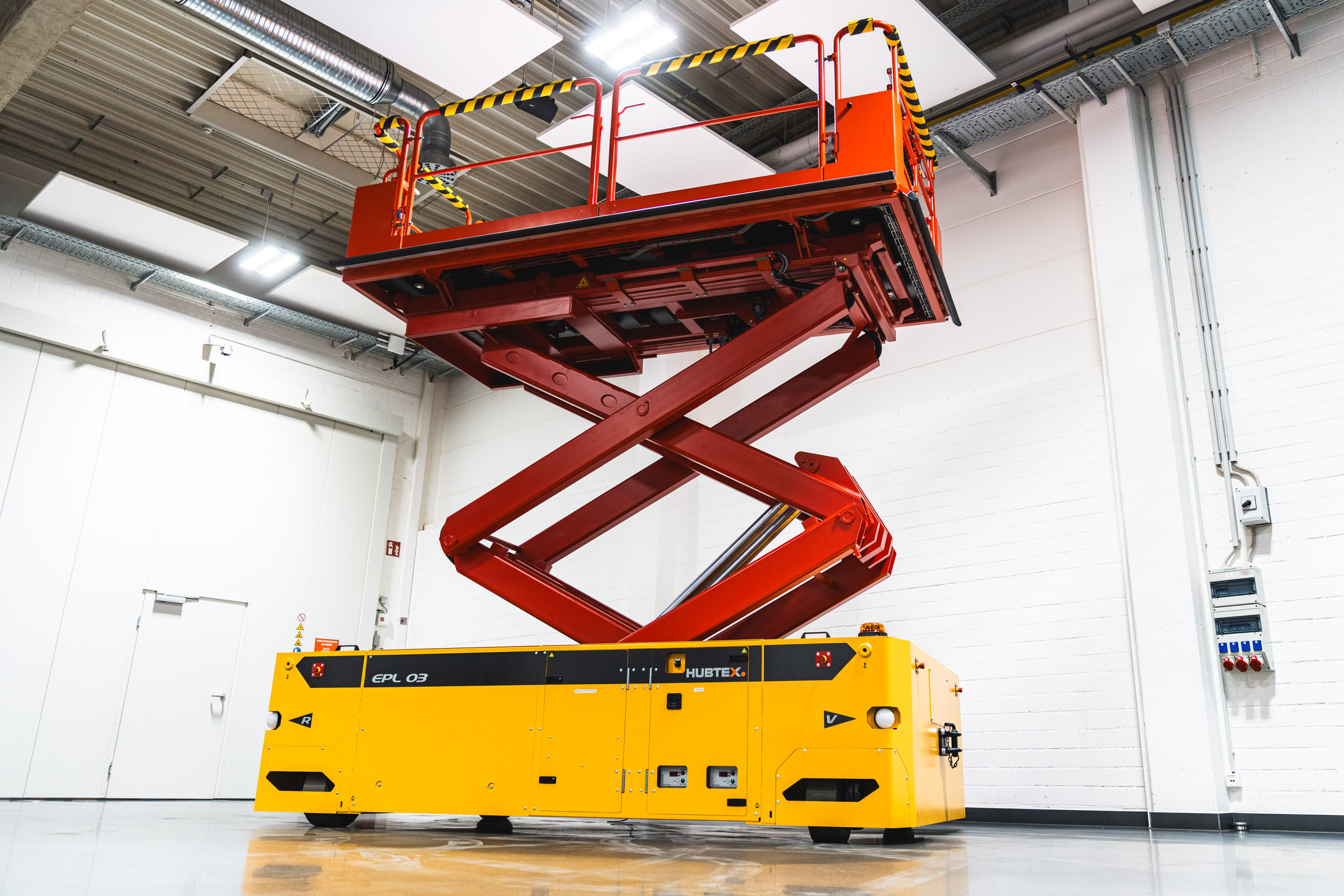 A notable feature of the EPL platforms is their comprehensive collision protection: Depending on specifications, Hubtex integrates various sensors, cameras, automatic braking functions or load monitoring.