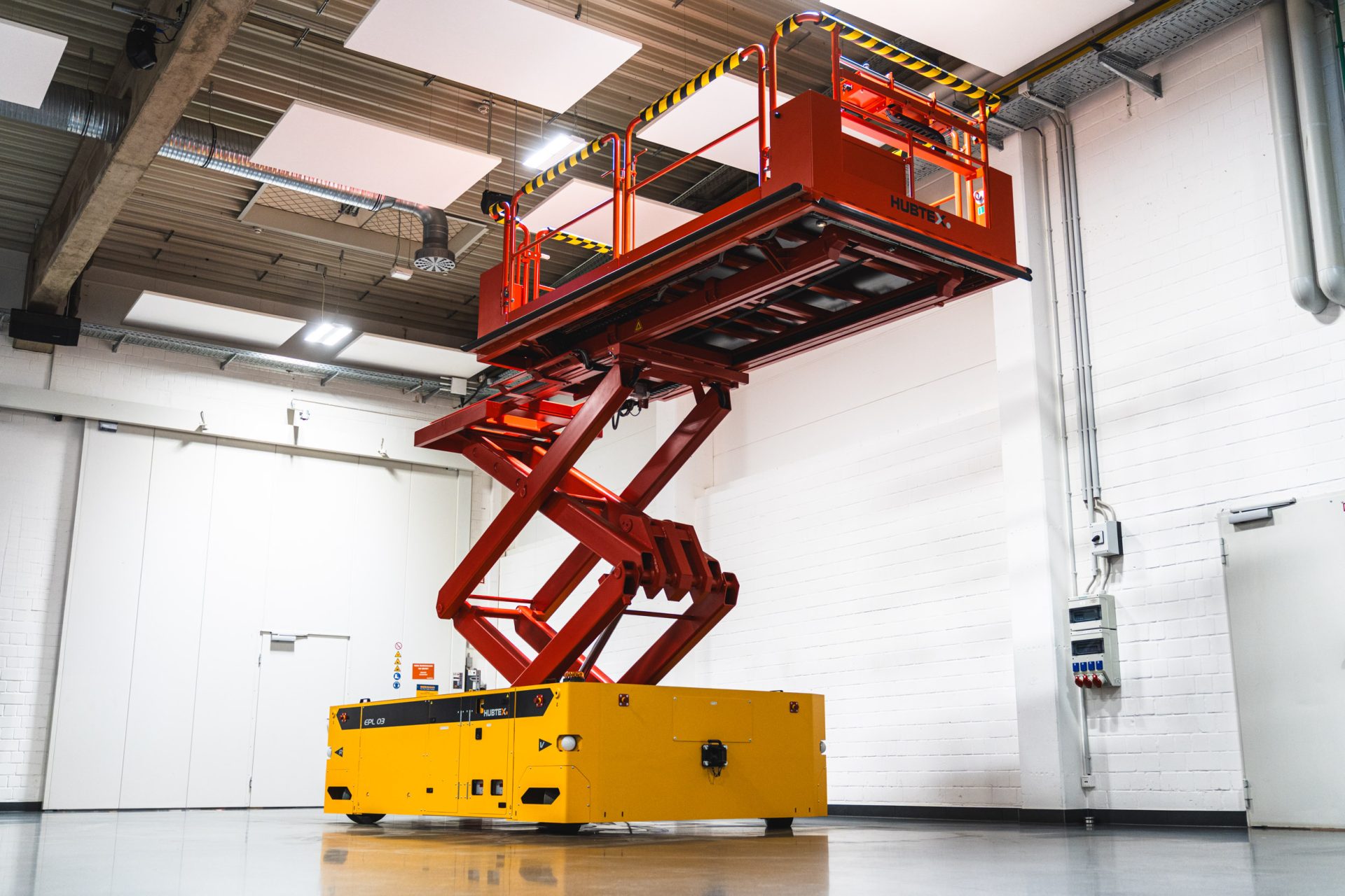 Mobile work platforms pose distinct challenges in aircraft maintenance: Delicate surfaces such as wings, fuselage or engines must not be damaged.