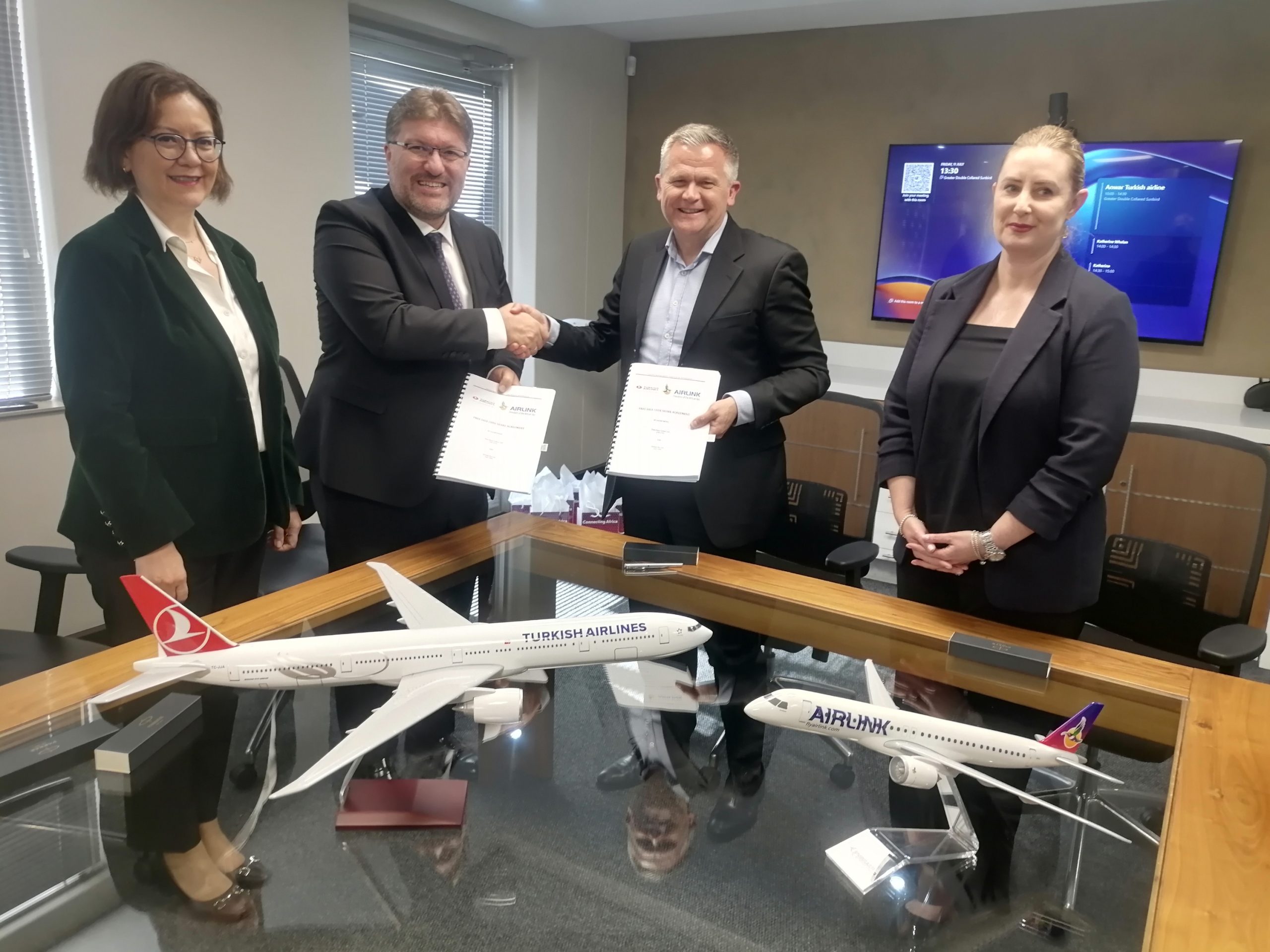 Turkish Airlines and Airlink executives exchanging the signed copies of the commercial partnership agreement.Names of the people in the pictures are, from left-right: Ms Ozlem Salihoglu, Turkish Airlines Senior Vice President: International Relations and Alliances, Mr Levent Konukcu, Turkish Airlines Chief Investment and Strategy Officer, Mr de Villiers Engelbrecht, Airlink CEO, Ms Katherine Whelan, Airlink Chief Commercial Officer