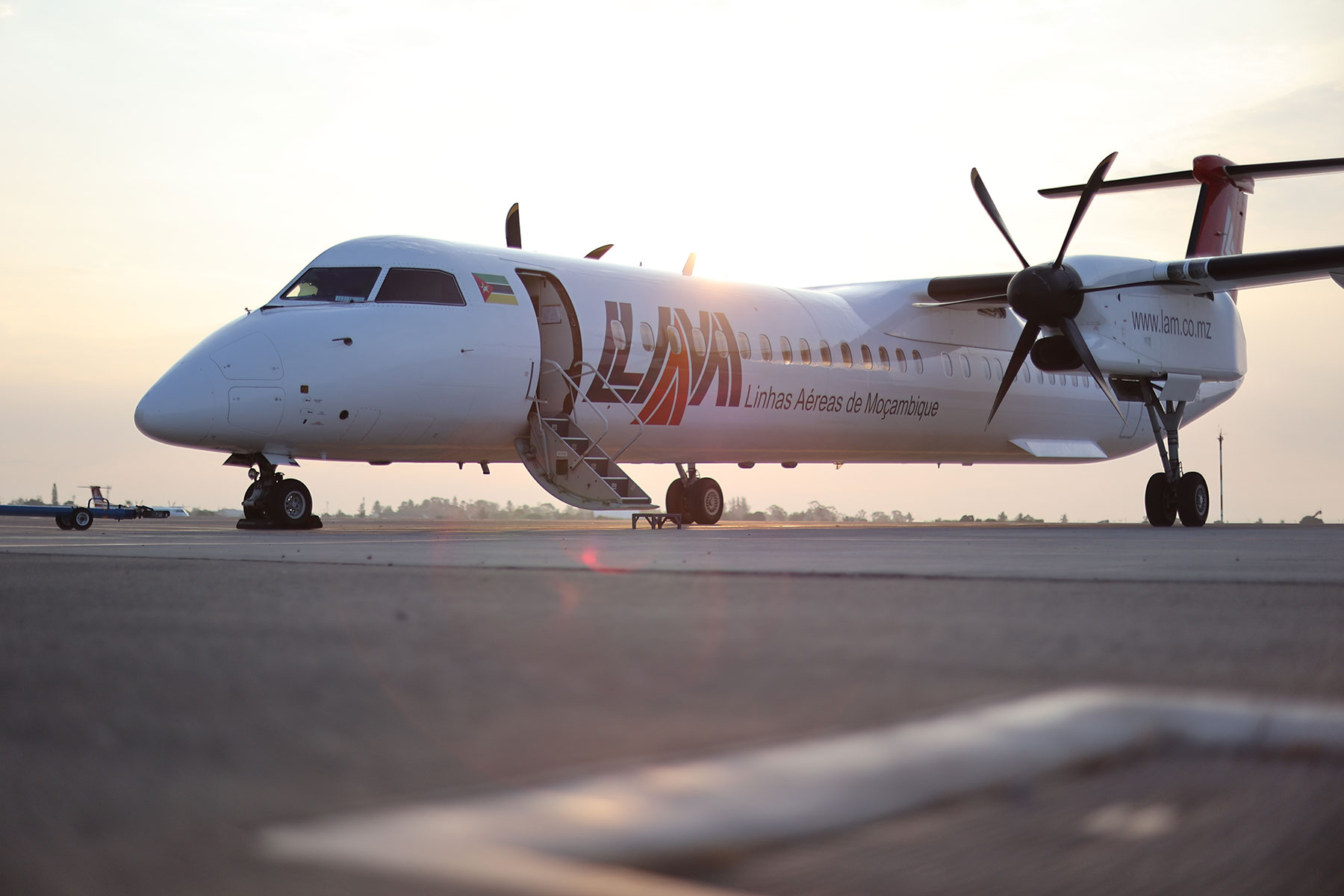LAM Mozambique Airlines Acquires De Havilland Q400 to Strengthen Fleet Stability