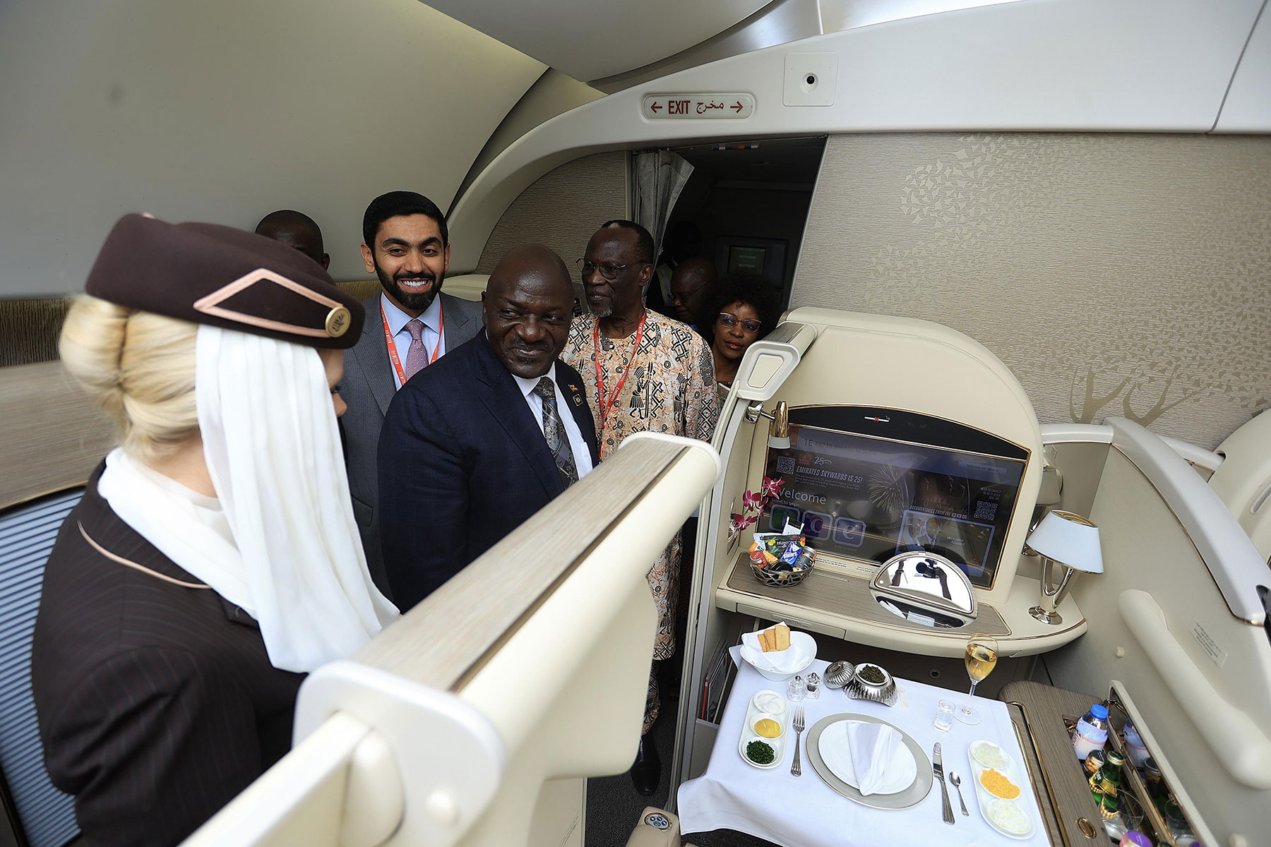 Emirates tours General Edward Katumba Wamala, Uganda’s Minister of Works and Transportation around the retrofitted Boeing 777