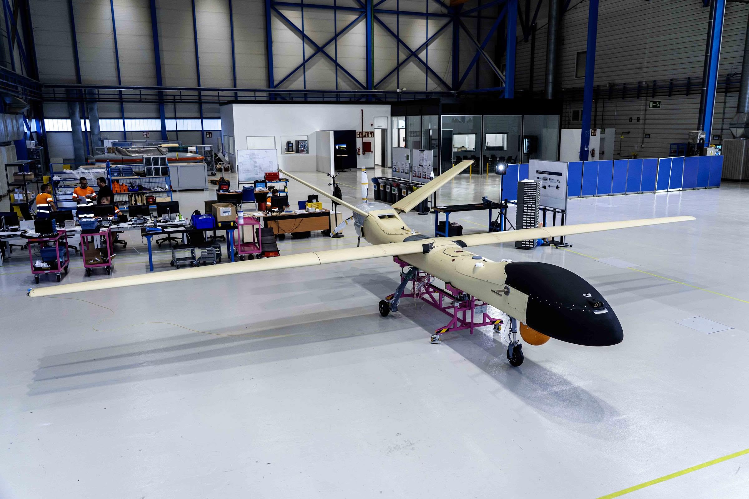 SIRTAP’s first prototype at the Final Assembly Line ready to start ground tests. El primer prototipo del SIRTAP en la Línea de Ensamblaje Final, listo para iniciar las pruebas en tierra. - Airbus